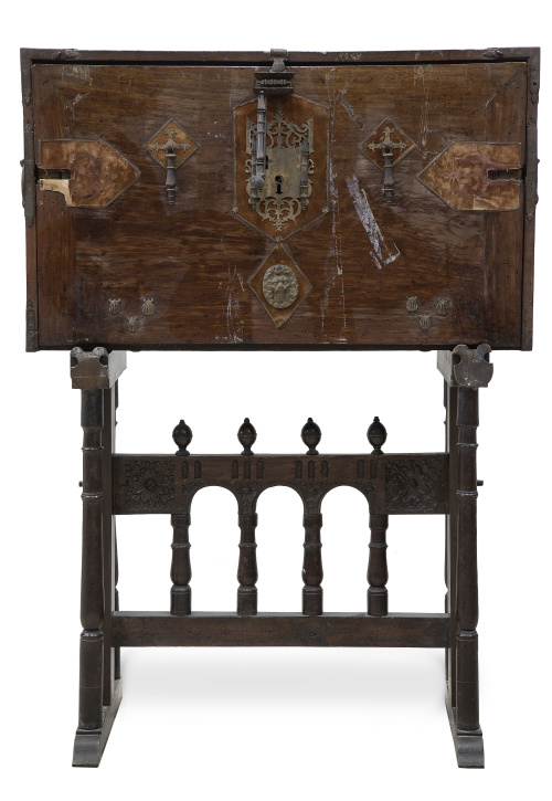 Escritorio de madera de nogal e incrustaciones de hueso tal