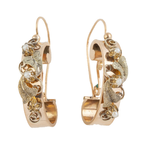 Pendientes S. XIX en diseño de banda arqueda con decoración