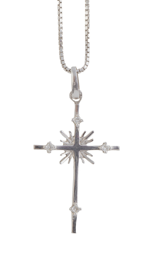Collar con cruz colgante adornada con brillantes