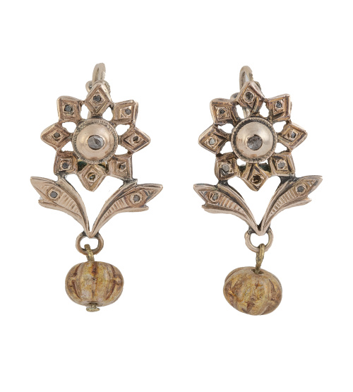 Pendientes largos S. XIX con diseño de flor decorada con di