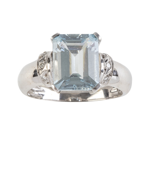 Sortija con aguamarina central de talla esmeralda entre dos