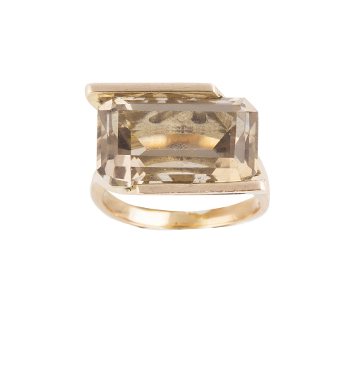 Sortija con citrino rectangular en montura asimétrica