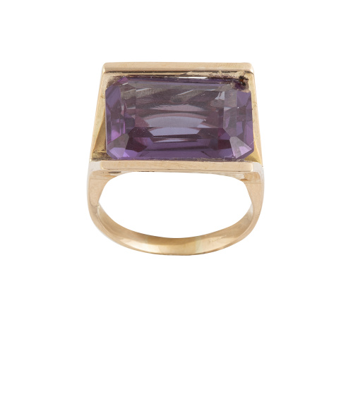 Sortija con amatista central de talla rectangular 
