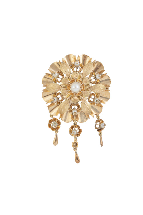 Conjunto de broche y pendientes circulares con hojas grabad