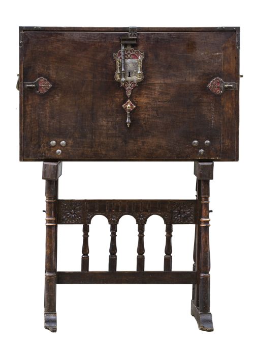 Papelera de madera de nogal y hueso.Trabajo castellano S.