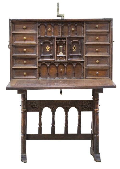 Papelera de madera de nogal y hueso.Trabajo castellano S.