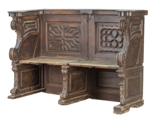 Sitial de coro de madera tallada con decoración geométrica 