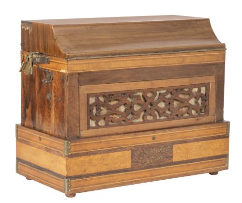 Órgano Serinette con caja de madera de nogal y con cartela 