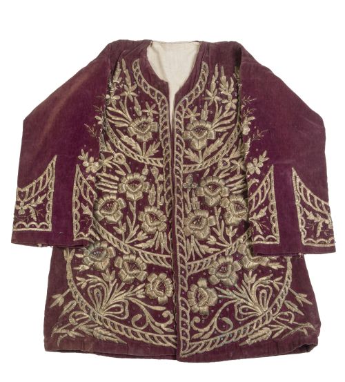 Chaqueta de terciopelo bordada en oro con decoración de flo