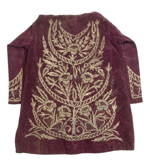 Chaqueta de terciopelo bordada en oro con decoración de flo