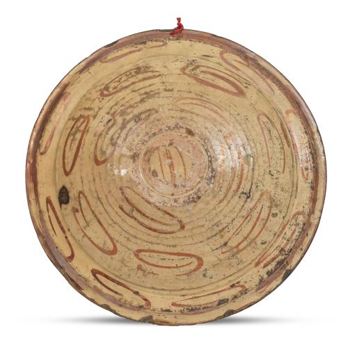 Plato de cerámica esmaltada de reflejo metálico, decorado c