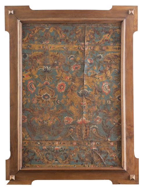 Guadamecí de piel dorada, moldeada y policromada con decora