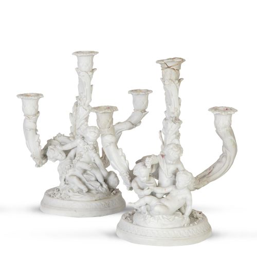 Pareja de candelabros de tres brazos de luz de biscuit con 