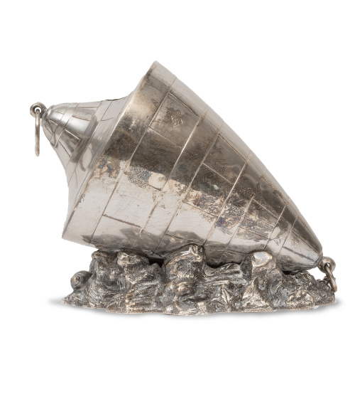 Caracola decorativa de metal plateado. Con marcas.Inglate