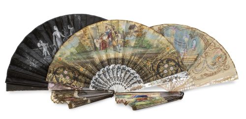 Lote de cinco abanicos: papel pintado y dorado con escena a