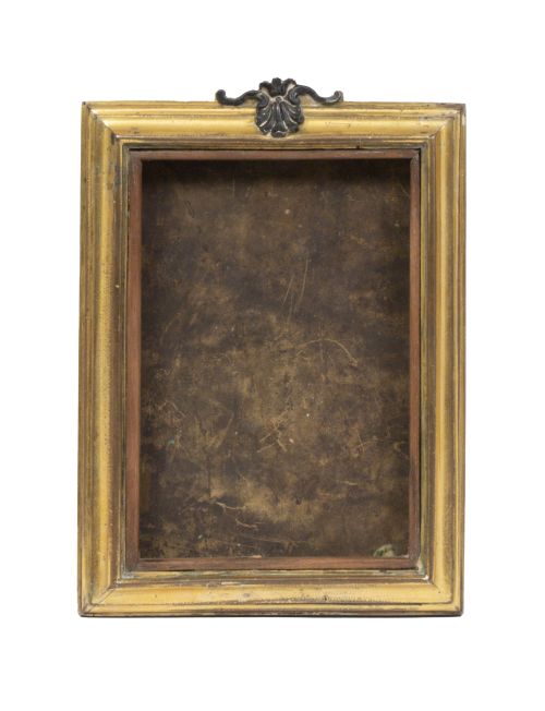 Marco de bronce dorado rematado por venera.España, S. XVI