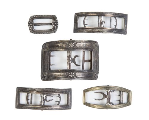 Juego de cinco hebillas de plata de diferente tamaño.S. X