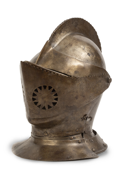 Yelmo de hierro, con visera y estrellas caladas a cada lado.España, S