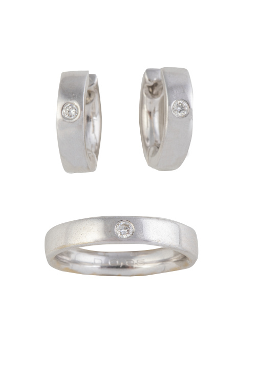 Conjunto de criollas y sortija con un brillante central en 