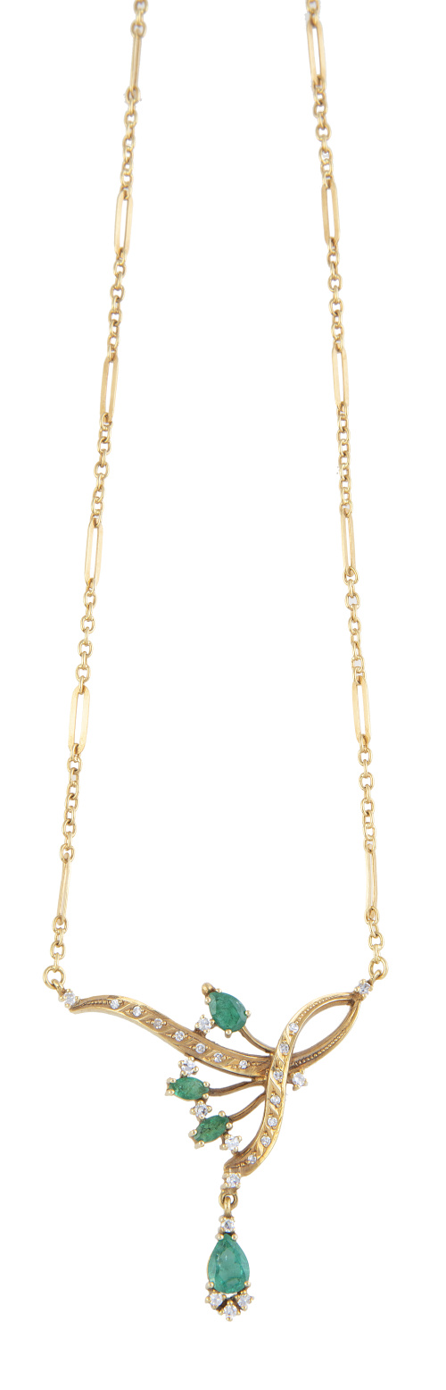 Collar con centro de brillantes y esmeraldas con diseño de 