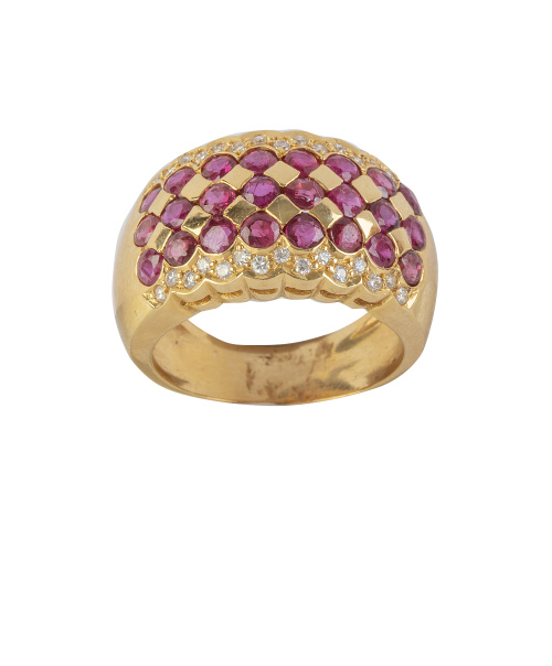Sortija ancha con tres líneas de rubíes entre dos badas lob