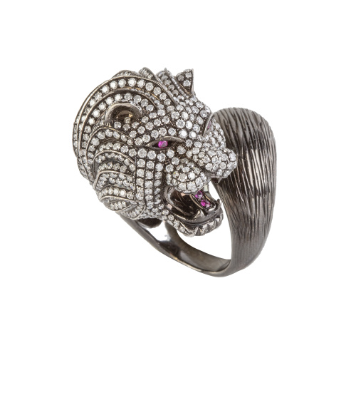 Sortija de brillantes con diseño de cabeza de león en bulto