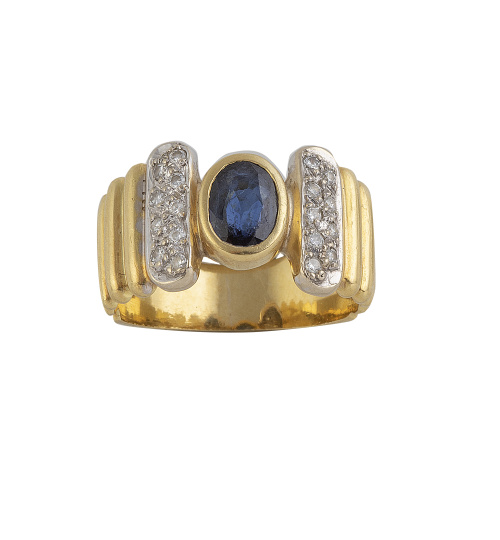 Sortija con zafiro oval de 0,40 ct aprox, flanqueado por ba