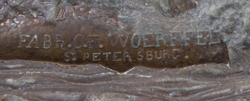 Lucha con un oso. Grupo escultórico de bronce, sobre pean