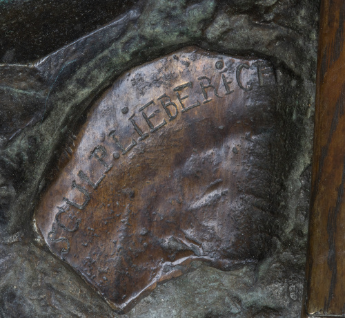 Lucha con un oso. Grupo escultórico de bronce, sobre pean