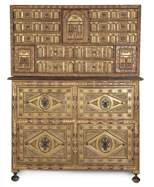 Papelera salmantina de madera tallada y dorada sobre pie ce