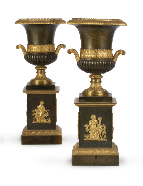 Pareja de vasos época imperio de bronce pavonado y dorado.