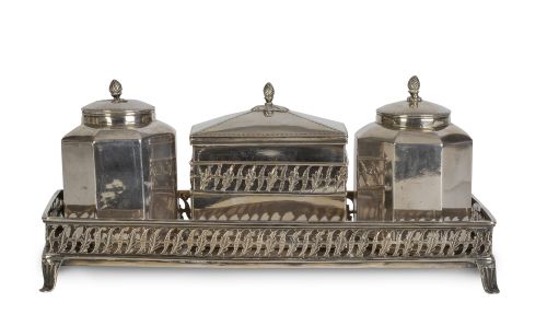 Escribanía de plata en su color de forma rectangular.Espa