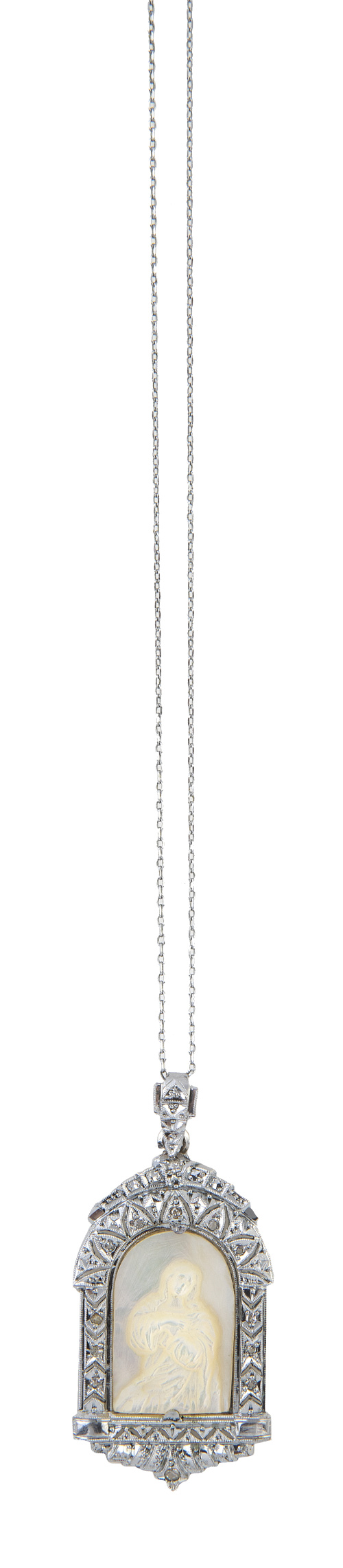 Medalla Art-Decó de diamantes con Virgen tallada en nácar