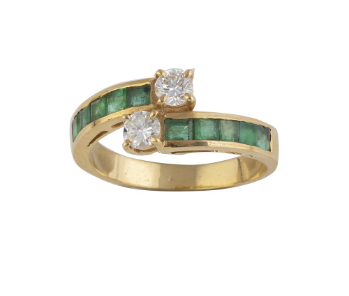 Sortija tu y yo de brillantes y esmeraldas relizada con esm