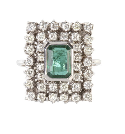 Sortija rectangular con esmeralda talla esmeralda central y