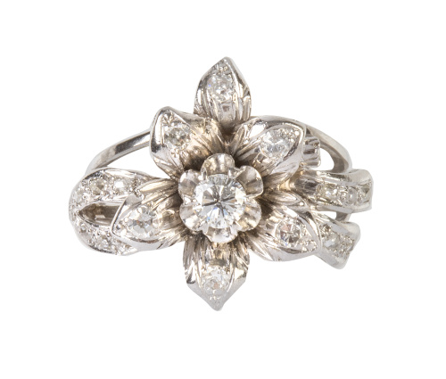 Sortija flor de brillantes años 50  con doiseño asimétrico 