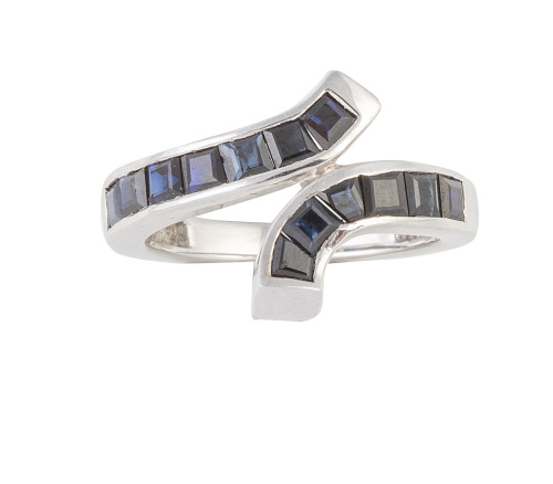 Sortija de frente asimétrico con zafiros calibrados