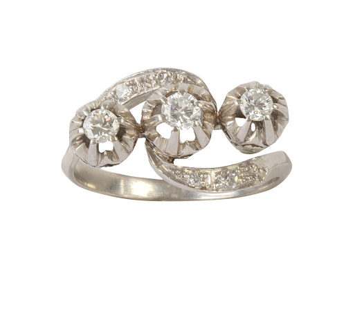 Sortija tresillo de brillantes entre líneas sinuosas de dia