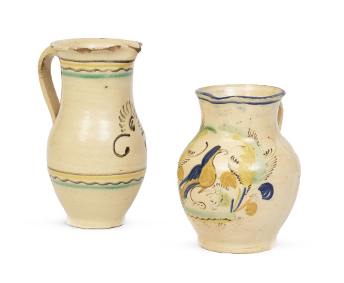 Dos jarros de cerámica esmaltada, uno con decorada con la p