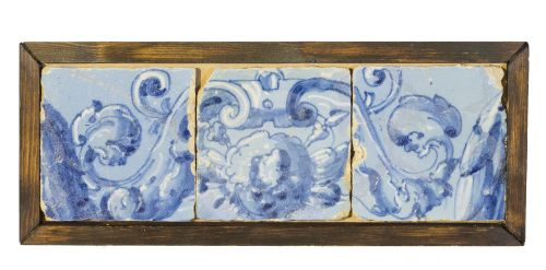 Friso con tres azulejos de cerámica esmaltada en azul de co