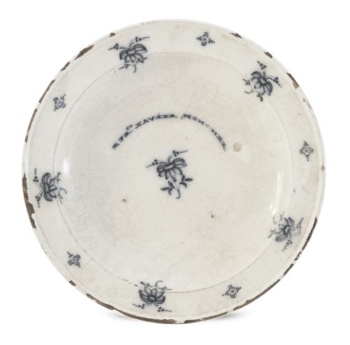 Plato de cerámica esmaltada en azul y blanco con nombre "D.