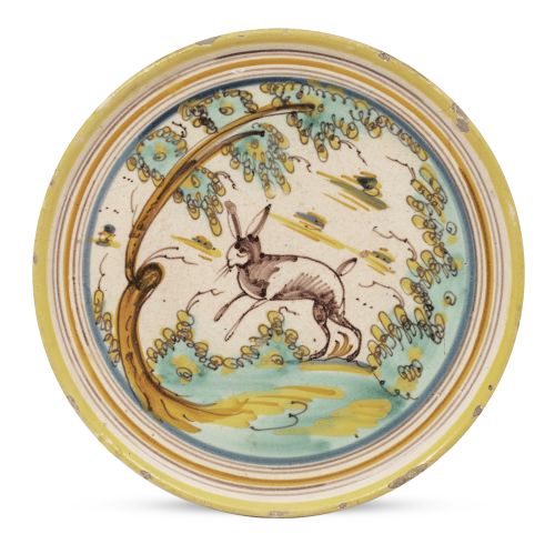 Salvilla de cerámica esmaltada con liebre entre árboles.P