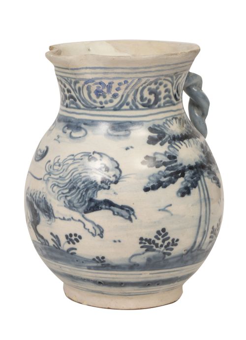 Jarro de cerámica esmaltada en azul y blanco con león entre