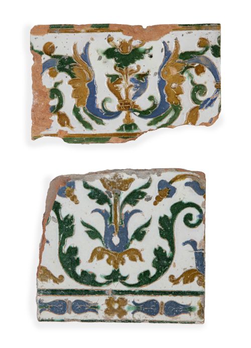 Lote de dos azulejos de cerámica de arista esmaltada en ver