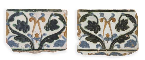 Lote de dos azulejos de cerámica de arista esmaltada en ver