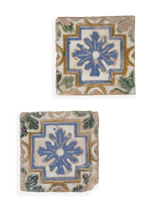 Dos azulejos de cerámica de arista esmaltada en melado verd
