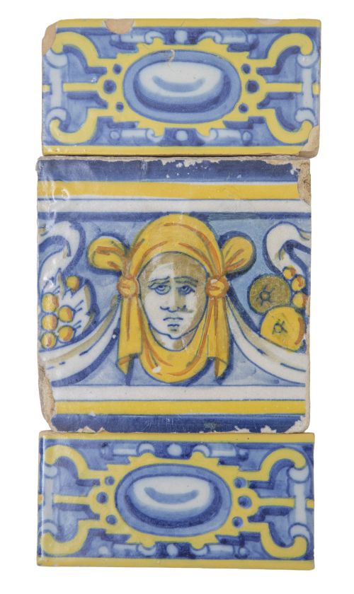 Tres azulejos de cerámica esmaltada en azul y amarillo para