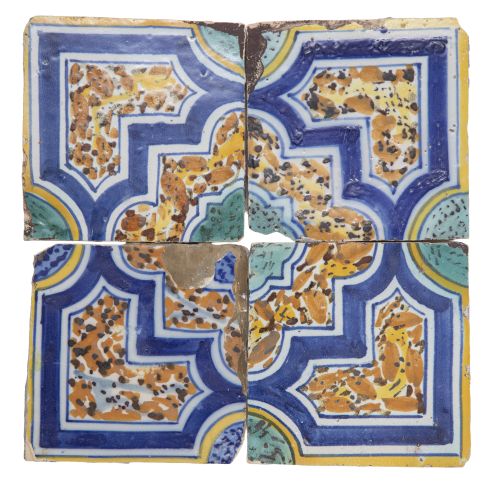 Cuatro azulejos de cerámica esmaltada, en azul, verde, ocre