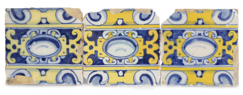 Conjunto de tres azulejos con decoración de "ferronéries" d