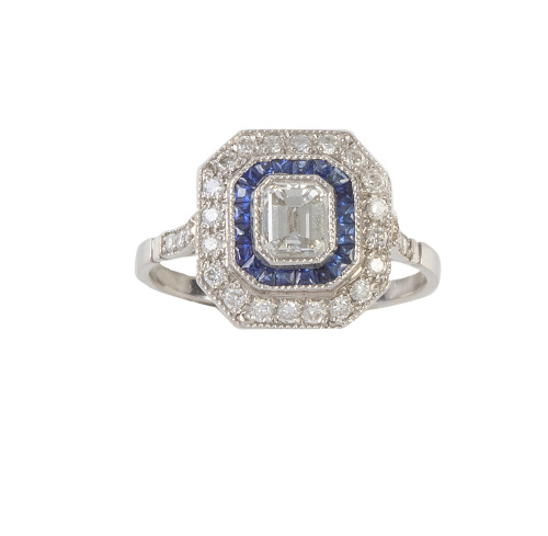 Sortija octogonal con diamante talla esmeralda central y do